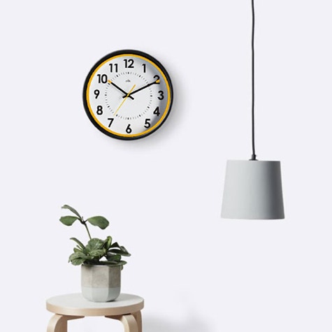 Afbeelding van klok, lamp, plant en tafel